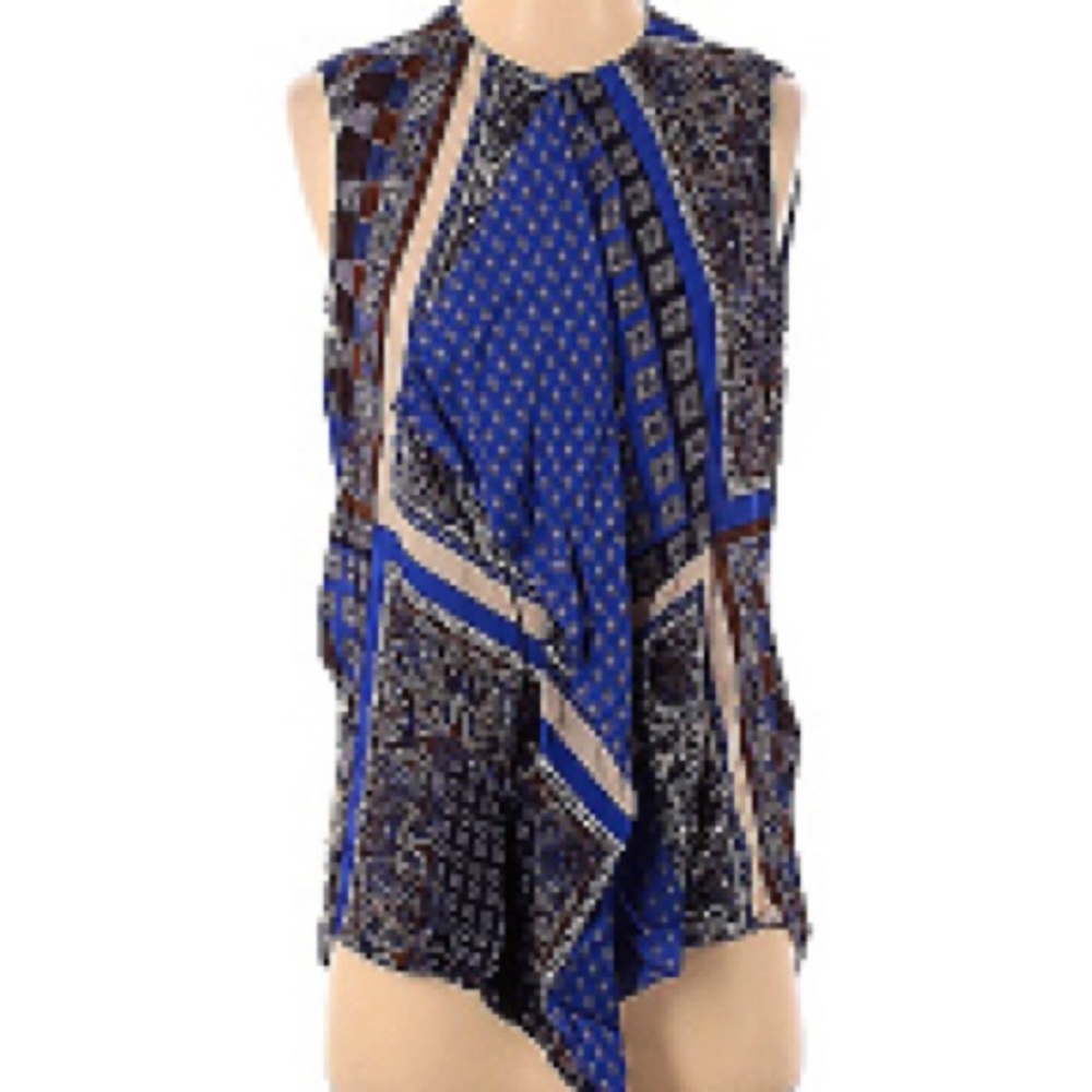 Sleeveless blouse.  Crew Neckline. Paisley Print